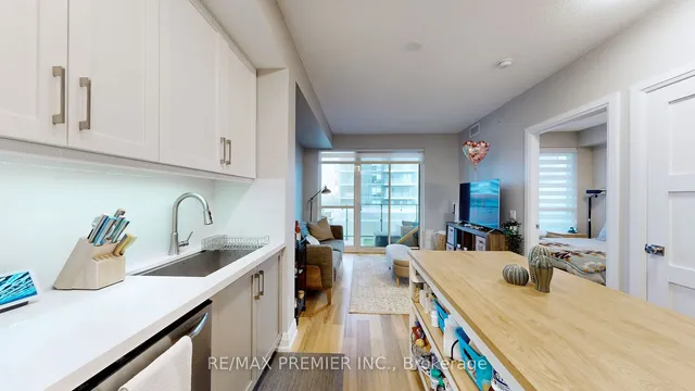 Additional image 11 of 10 Park Lawn Rd Unit 404