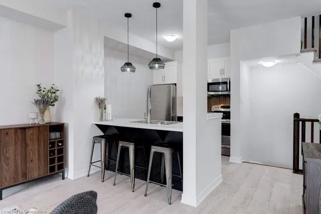 Additional image 13 of 215 Dundas St Unit 25