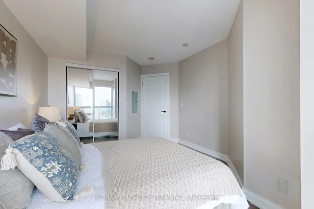 Additional image 12 of 18 Yonge St Unit 2507