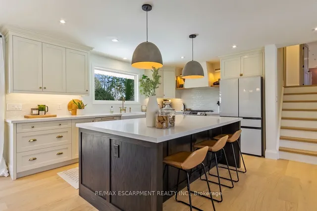 Additional image 5 of 694 Holt Dr