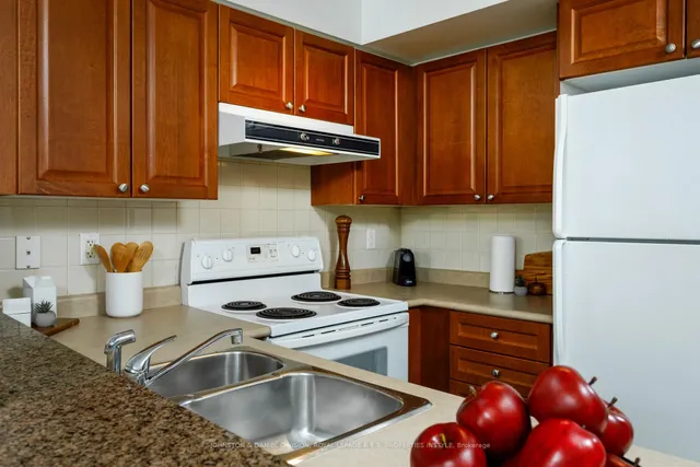 Additional image 20 of 230 King St Unit 1019