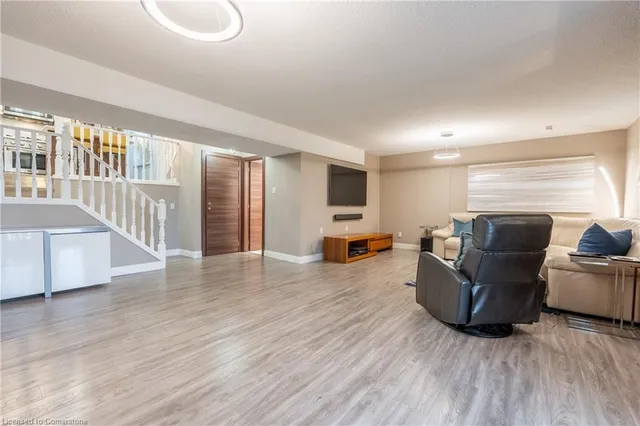 Additional image 18 of 46 Vesper Crt