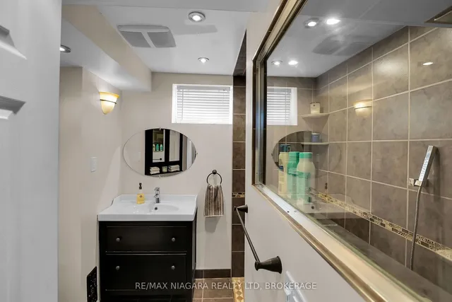 Additional image 38 of 52 Yorkdale Cres