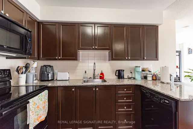 Additional image 13 of 135 Village Green Sq Unit 1423