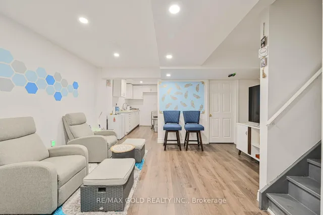 Additional image 26 of 82 Crown Victoria Dr