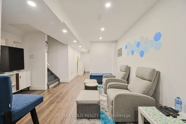 Additional image 27 of 82 Crown Victoria Dr