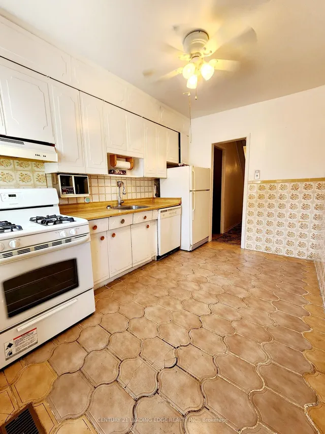 Additional image 41 of 635 Coxwell Ave