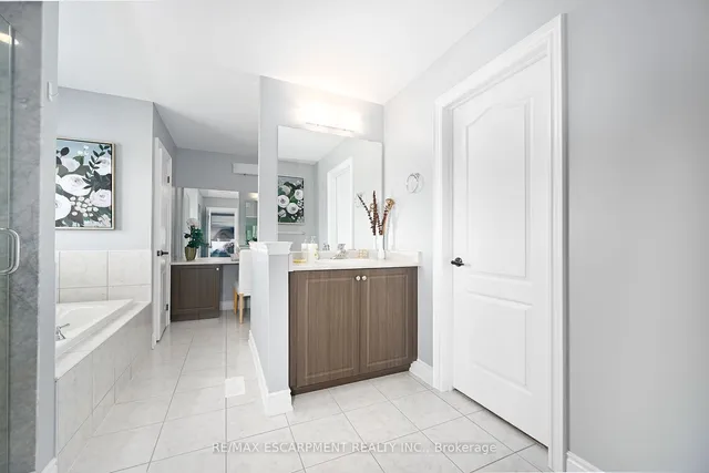 Additional image 21 of 300 Crafter Cres