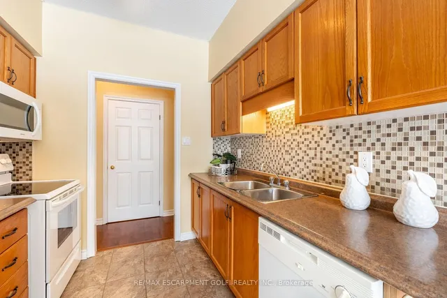 Additional image 8 of 416 LIMERIDGE Rd Unit 109