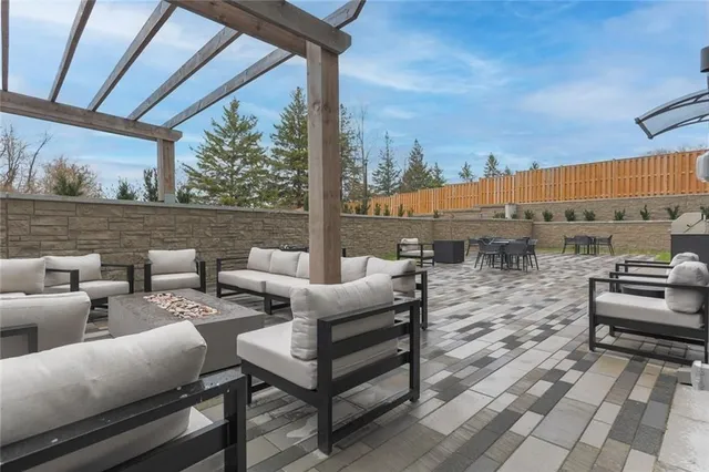 Additional image 22 of 16 MARKLE Cres Unit 213