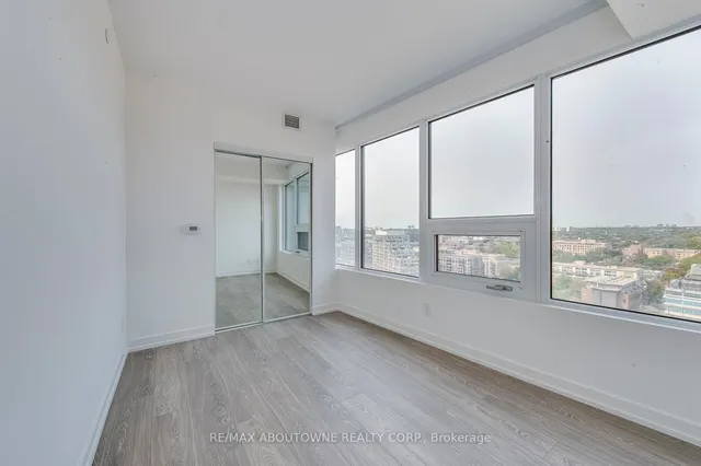 Additional image 23 of 19 Western Battery Rd Unit 1917