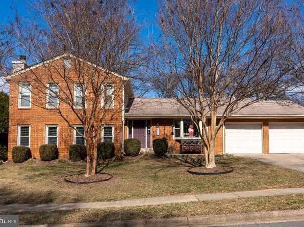 5810 Queens Gate Ct, Alexandria, VA 22303
