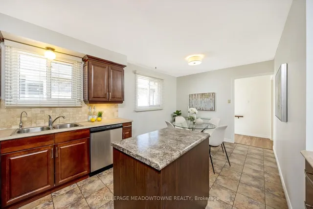 Additional image 18 of 703 Laurier Ave