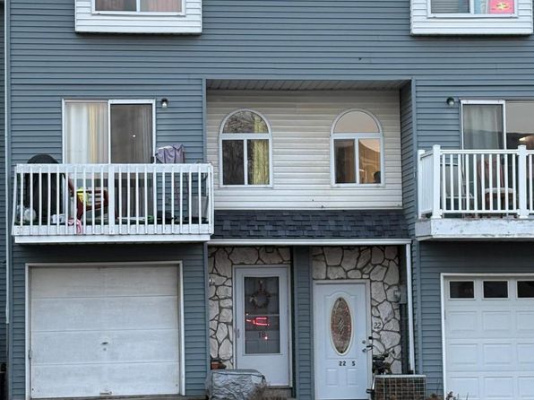 20 Country Dr S, Staten Island, NY 10314
