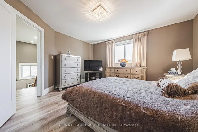 Additional image 25 of 103 Broughton Ave