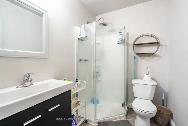 Additional image 16 of 124 WHITNEY Ave