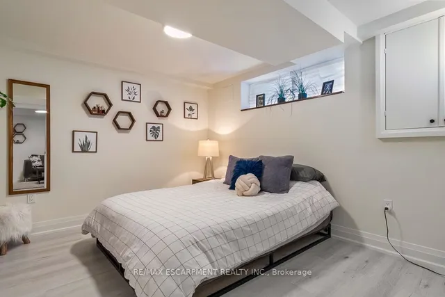 Additional image 33 of 694 Holt Dr