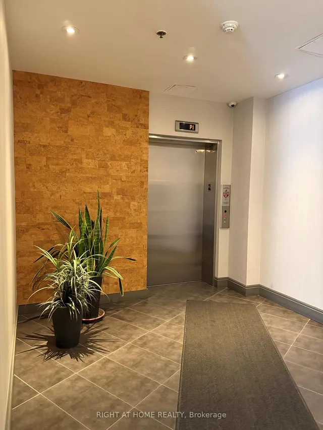 Additional image 4 of 549 King St Unit 402