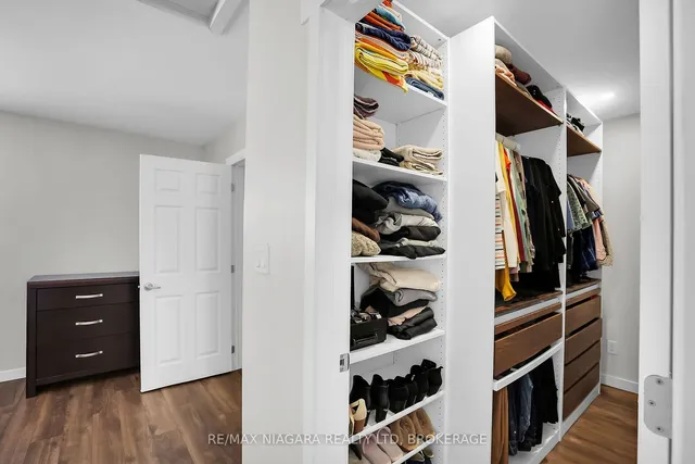 Additional image 24 of 52 Yorkdale Cres