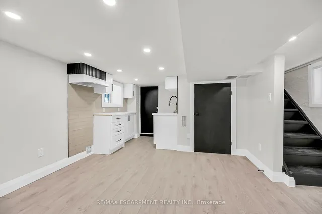 Additional image 38 of 117 Rosslyn Ave