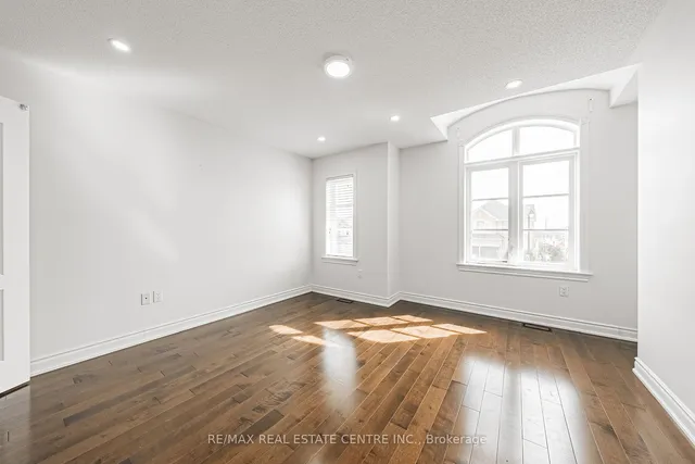 Additional image 31 of 107 Hazelton Ave