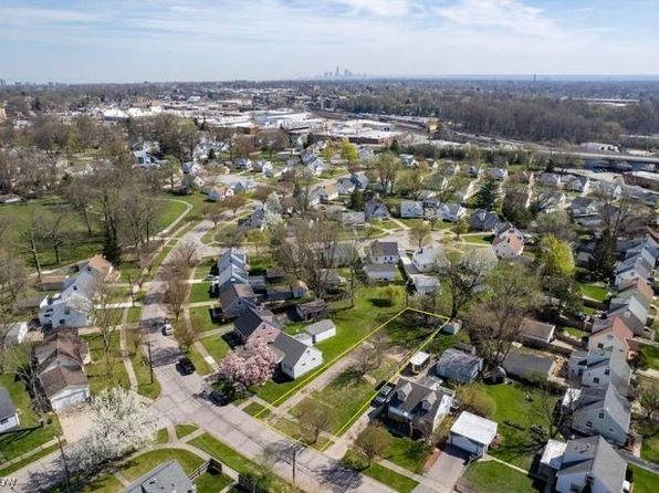 15327 Greenhill Rd, Cleveland, OH 44111