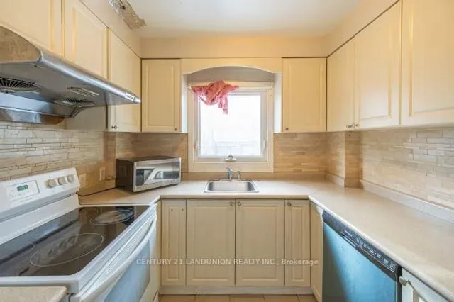 Additional image 12 of 2982 Bayview Ave