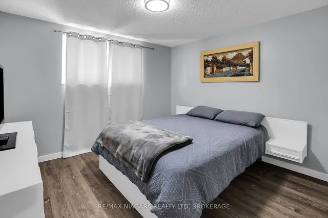 Additional image 36 of 52 Yorkdale Cres