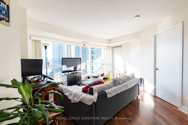 Additional image 6 of 135 Village Green Sq Unit 1423