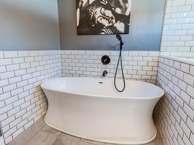 Additional image 30 of 48 Chatsworth Dr