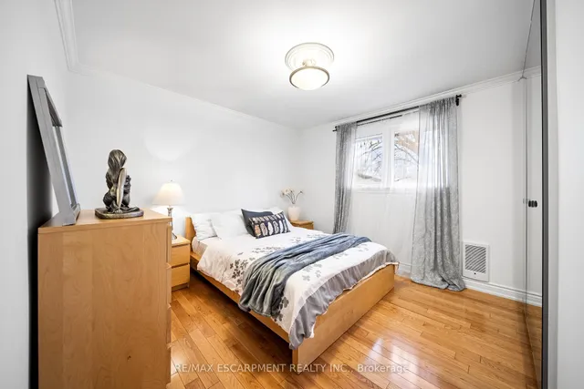 Additional image 22 of 1045 Bloor St