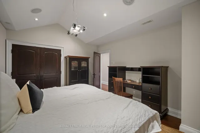 Additional image 32 of 6 Oak Hampton Blvd