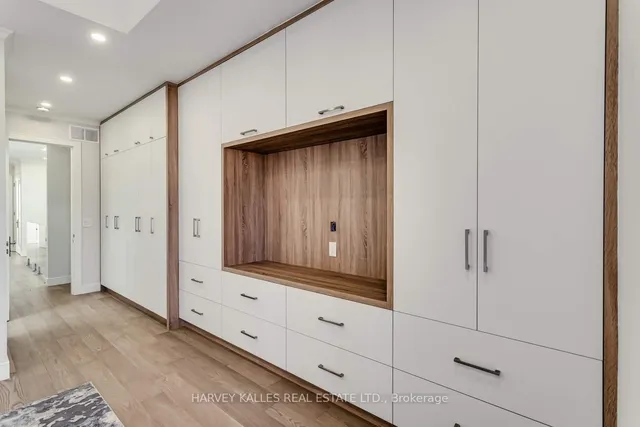 Additional image 31 of 194 Sheldrake Blvd