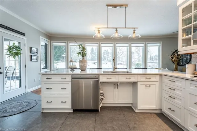 Additional image 16 of 715 Robson Rd