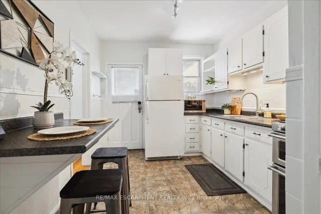 Additional image 9 of 100 Balmoral Ave