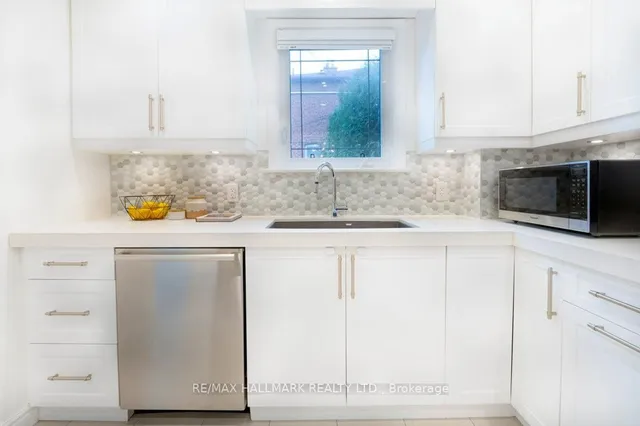 Additional image 17 of 572 Roehampton Ave