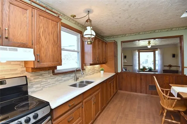 Additional image 17 of 20 Lorne Ave