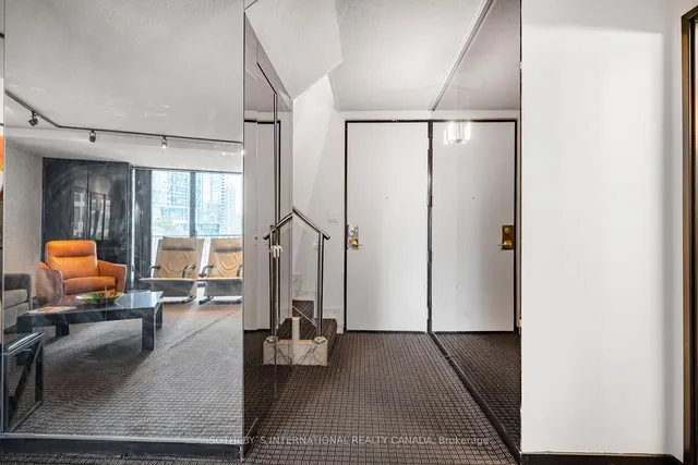 Additional image 2 of 33 Harbour Sq Unit 1008