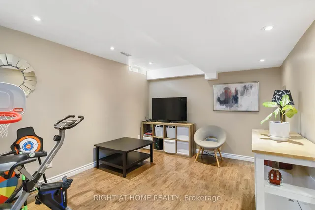 Additional image 24 of 943 McDuffe Cres