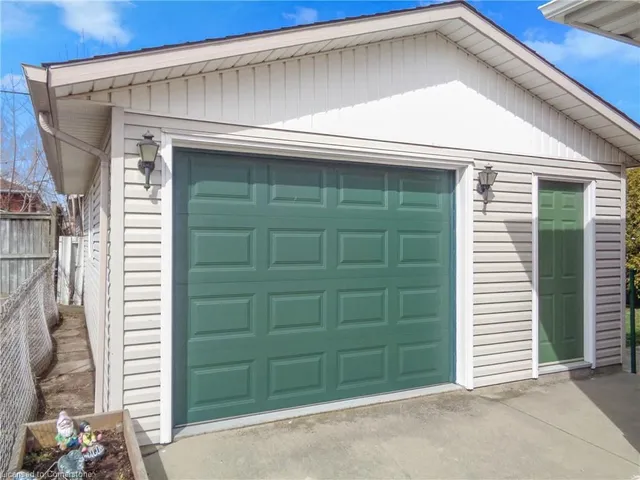 Additional image 29 of 247 Fernwood Cres