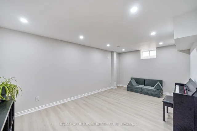 Additional image 33 of 6098 Rowers Cres