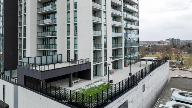 Additional image 3 of 60 Charles St W St Unit 308