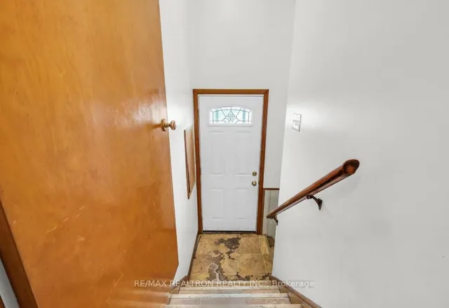 Additional image 25 of 51 Robroy Ave