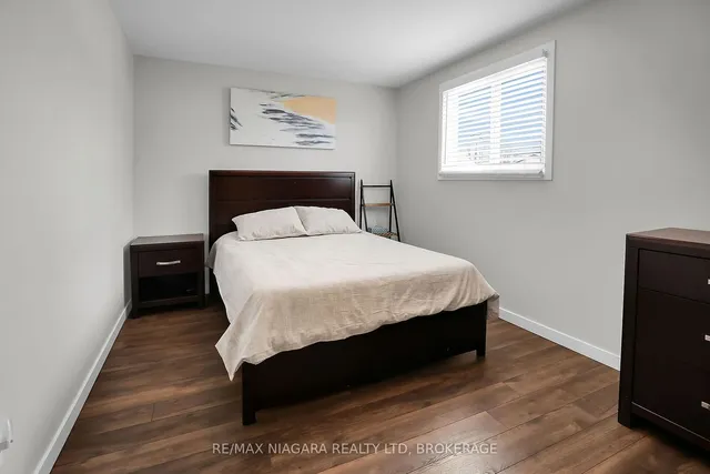 Additional image 20 of 52 Yorkdale Cres