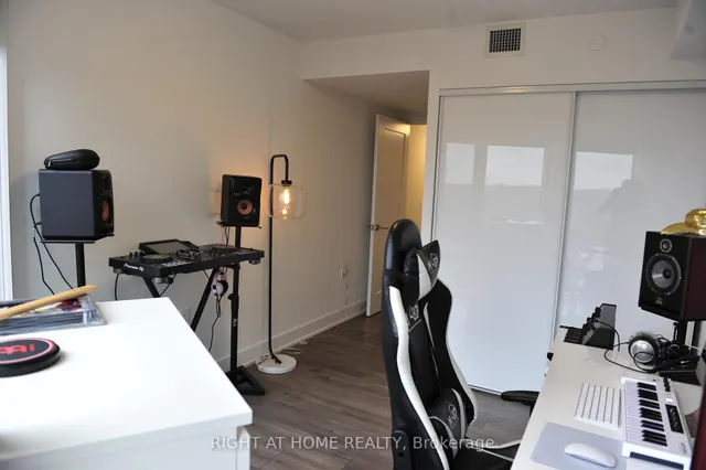 Additional image 14 of 575 Bloor St Unit 1502