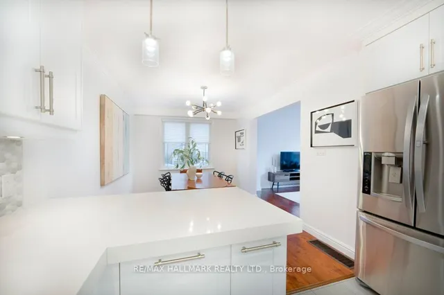 Additional image 19 of 572 Roehampton Ave