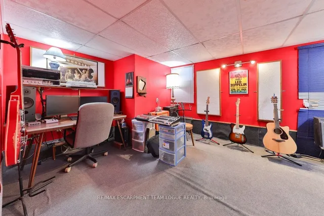 Additional image 35 of 1292 Elgin Cres
