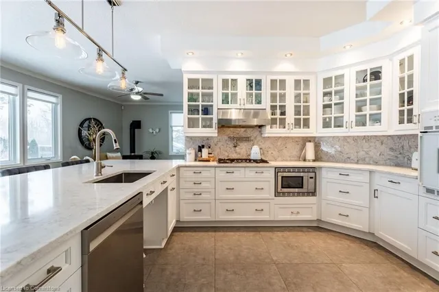 Additional image 13 of 715 Robson Rd