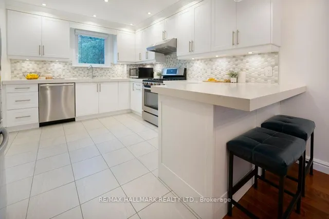 Additional image 14 of 572 Roehampton Ave