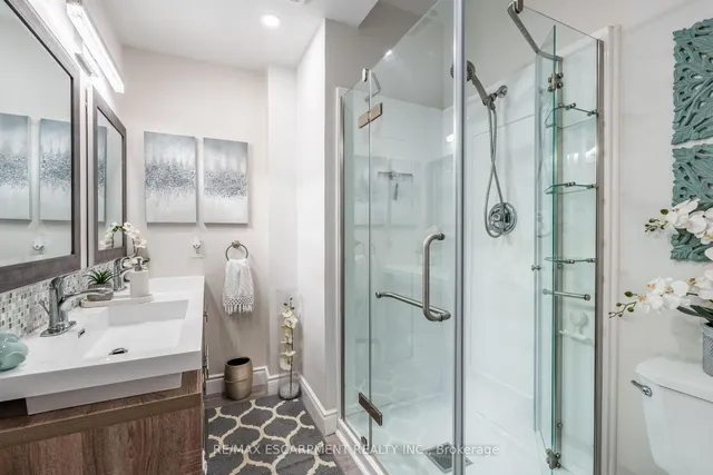 Additional image 22 of 925 Garth St